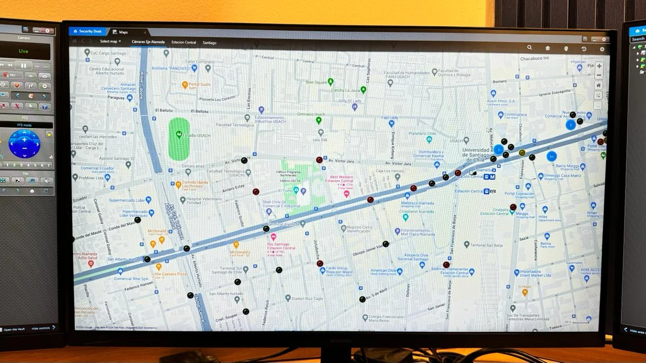 Close-up of a CEGIR monitor showing an interactive Santiago street map with clustered incident and camera markers.